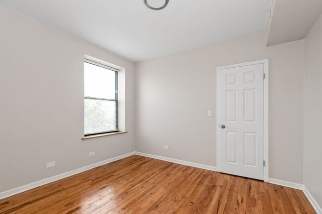 Building Photo - Two Bedroom Condo Unit in South Shore!