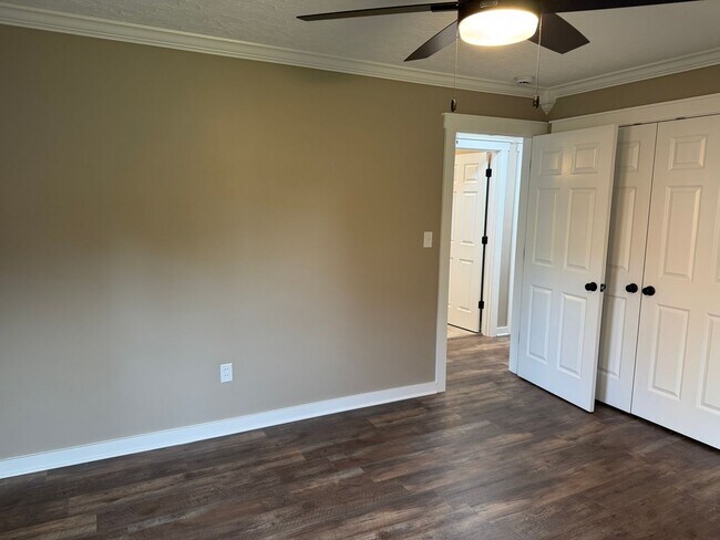 Building Photo - 516 Claremoor Ave