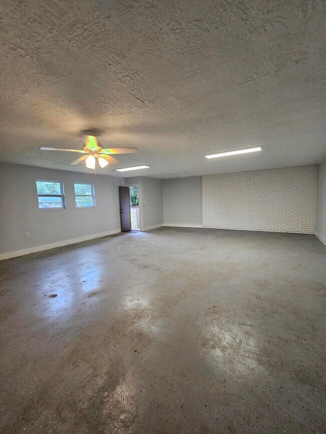 Building Photo - 3306 Tanglewood Dr