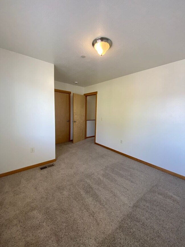 Building Photo - 3 Bedroom | 2 1/2 Bath Townhouse in The Dalles, OR.