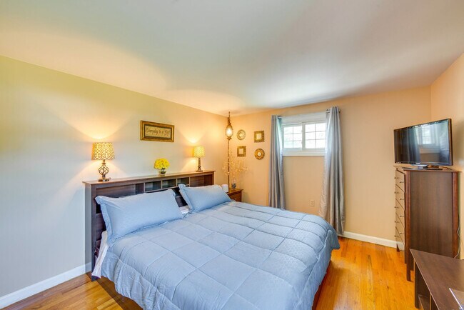 Building Photo - 25 Meadow View Dr
