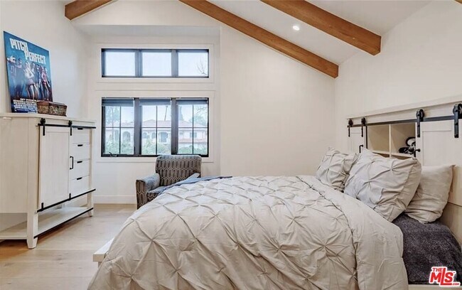 Building Photo - 5225 Topeka Dr