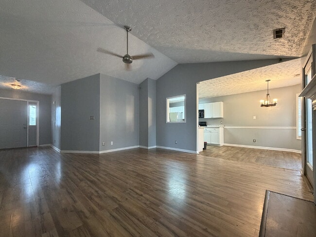 Building Photo - 162 Cavalier Dr