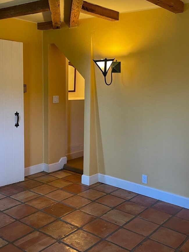 Building Photo - Spacious hilltop home, cul de sac location, fabulous views, Excellent Palo Alto Schools!