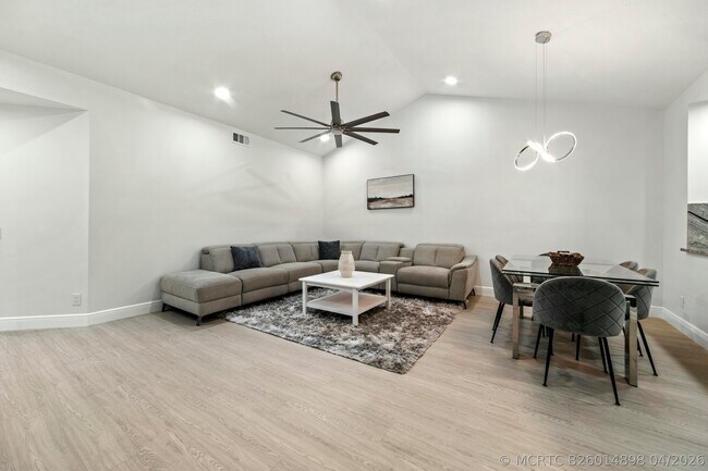 Building Photo - 6553 Via Regina