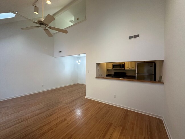 Building Photo - Impressive 2 Bedroom 2 Bathroom Townhome i...