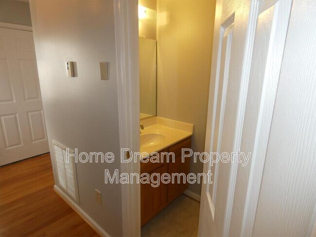 Building Photo - 2623 Van Buren St