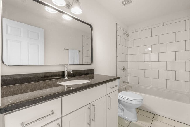 Building Photo - 1824 Forest View Ct