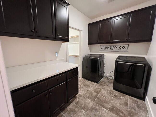 Building Photo - 3 bedroom | 2.5 bathroom | Crocker Village...