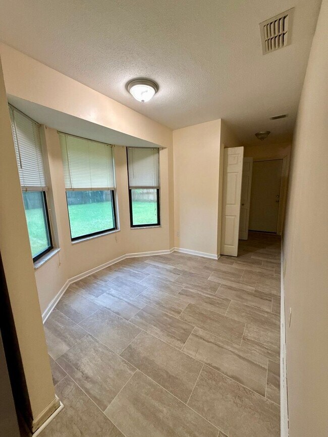 Building Photo - Great Three Bedroom Two Bath Home in Great...