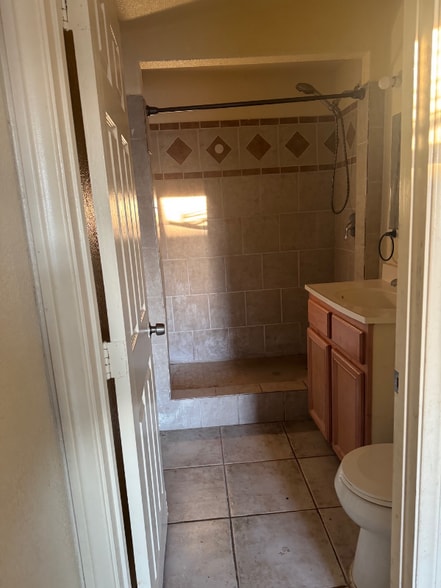 Building Photo - 1385 Riverside Dr