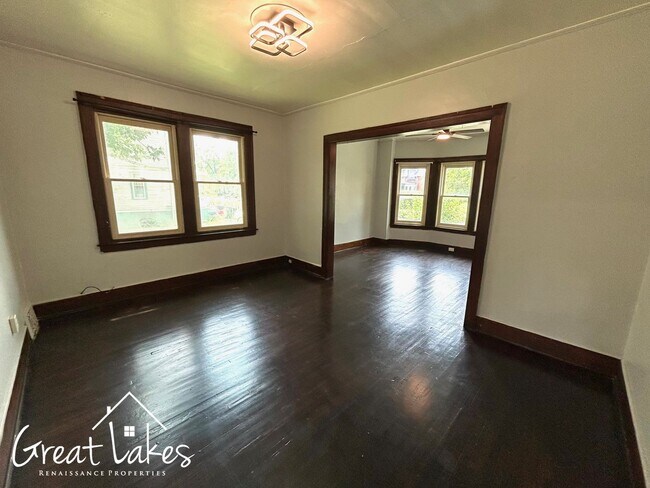 Building Photo - Cozy 2 Bedroom 1 Bathroom now available for rent!