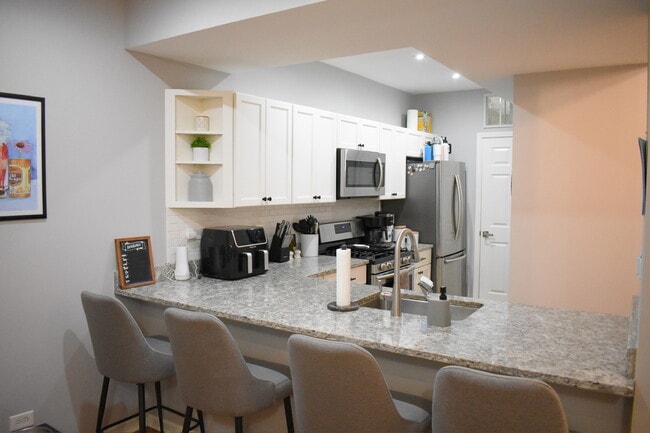 Building Photo - 2851 N Southport Ave