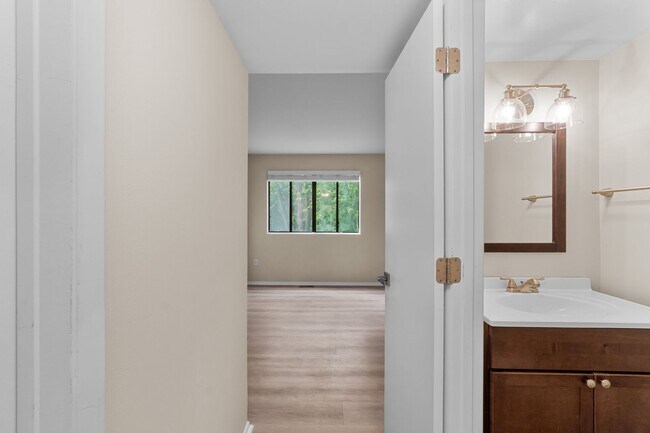 Building Photo - Broadneck Schools! Updated 3 Bedroom 3 Lev...