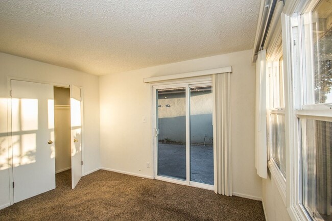 Building Photo - Charming Light Filled Ventura 2 Bd Cottage...
