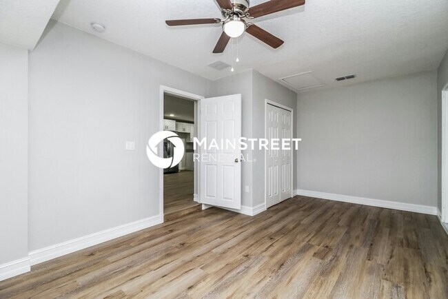 Building Photo - 3 Bedroom Pet-Friendly Home in LEESBURG, FL with Main Street Renewal
