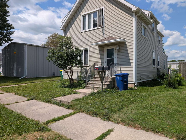 Building Photo - 2 Bedroom Lower Duplex In Green Bay