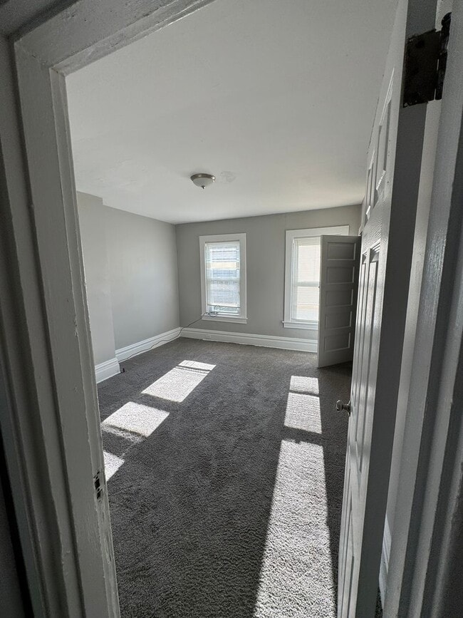 Building Photo - Lovely Two Bedroom Townhome