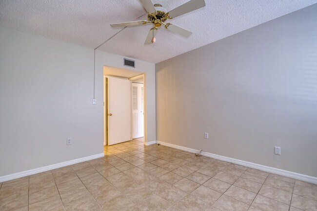 Building Photo - 14800 Walsingham Rd