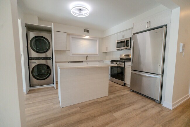 Building Photo - 2740 W Farragut Ave