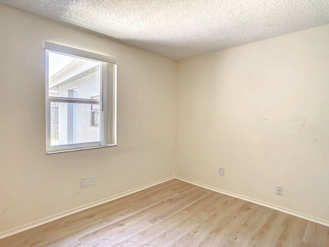 Building Photo - 4 Bedroom POOL Home in Largo