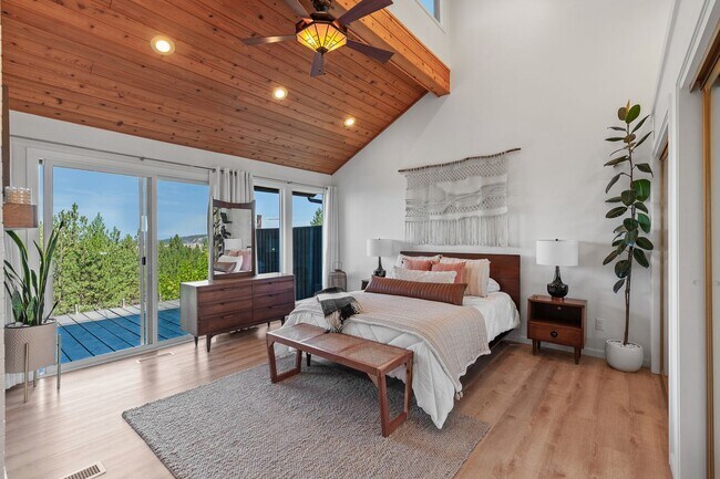 Building Photo - Beautifully Remodeled Execute Home - Parti...