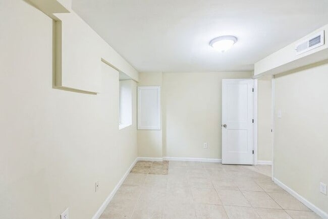 Building Photo - 5170 Clacton Ave