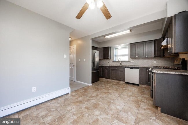 Building Photo - 561 A St