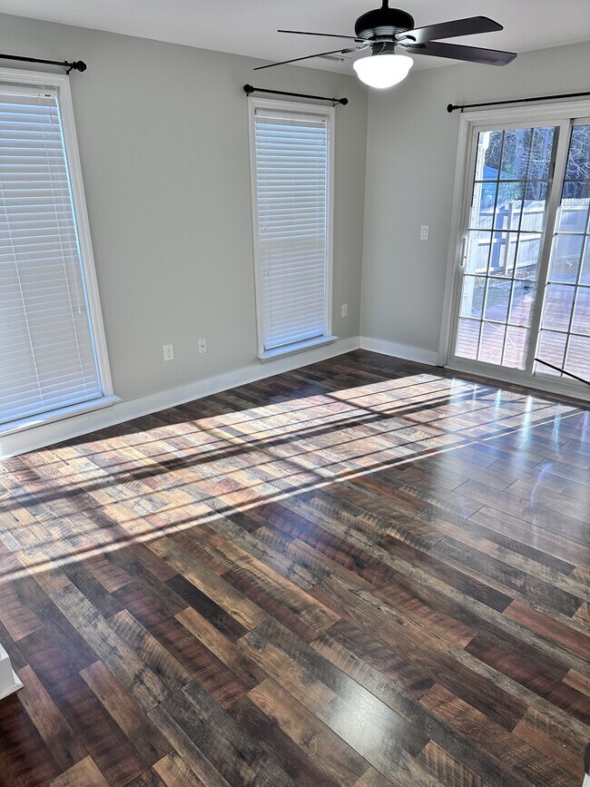 Building Photo - 304 Chisholm Trail