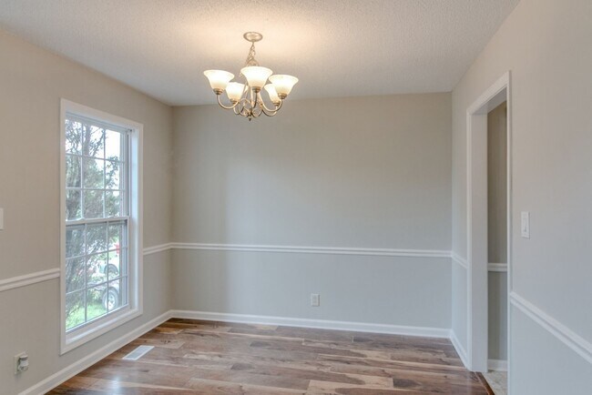 Building Photo - 4 Bedroom Pet Friendly Home For Rent!