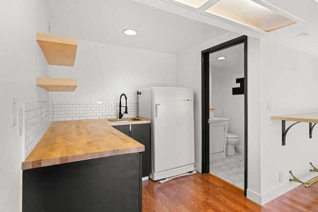 Building Photo - 3 Bedroom 3 Bath House