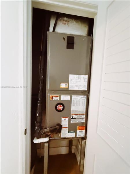 Building Photo - 1075 NE 120th St