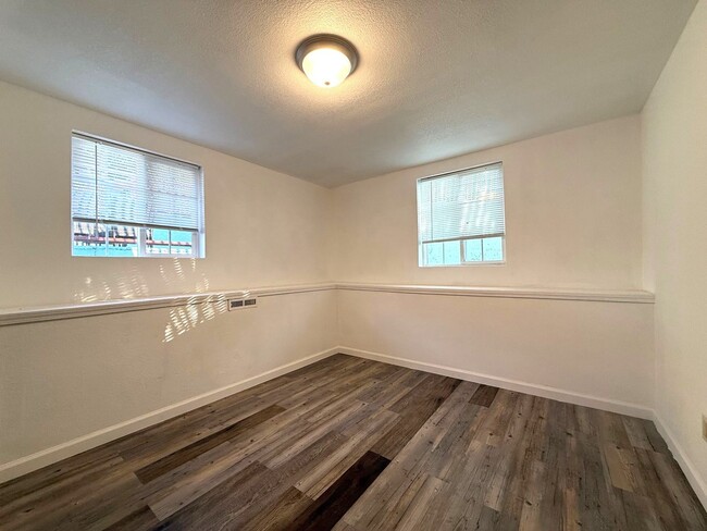 Building Photo - Spacious Home on a Quiet Cul-de-sac Near Little Hollywood