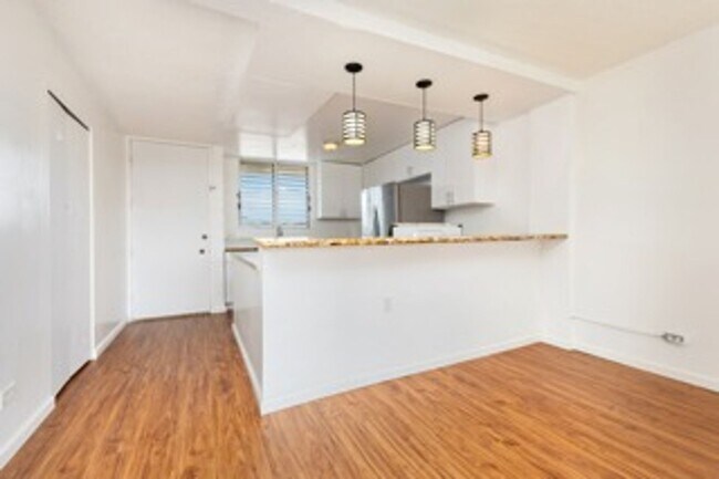 Building Photo - Move-In Ready Salt Lake Condo – Freshly Up...