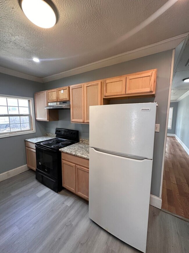 Building Photo - Spacious 2 Bedroom 1 Bath Apartment in Hig...