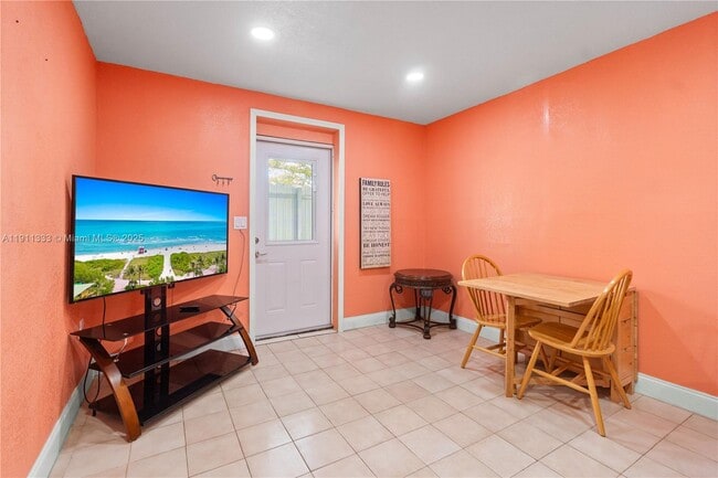 Building Photo - 570 W 46th Pl