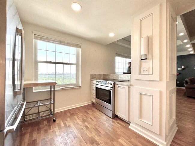 Building Photo - 195 14th St NE