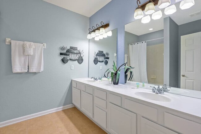 Building Photo - TH130 - Townhome near all major attractions