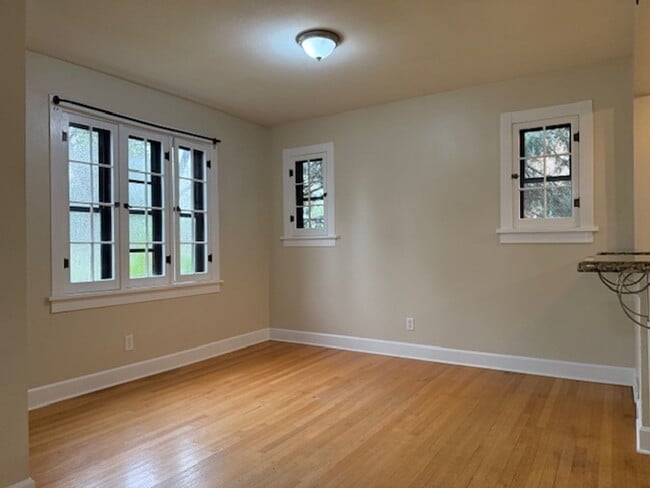 Building Photo - House For Lease