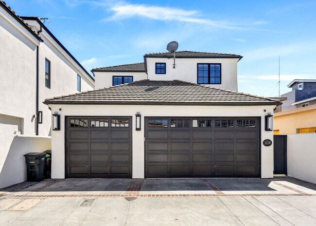 Building Photo - 1228 W Oceanfront