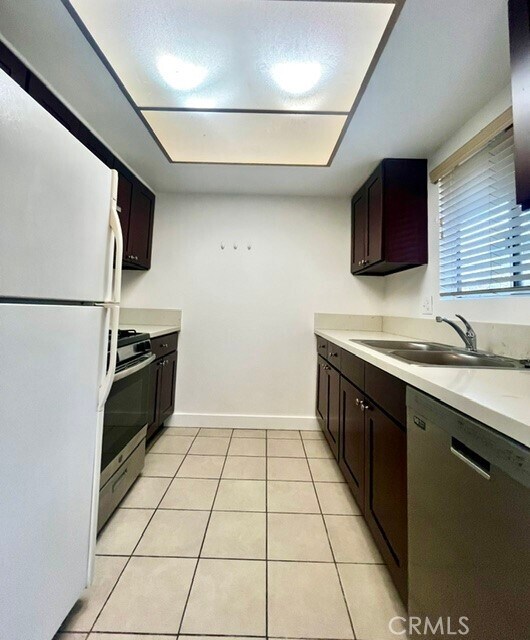 Building Photo - 2429 S Ridgewood Dr