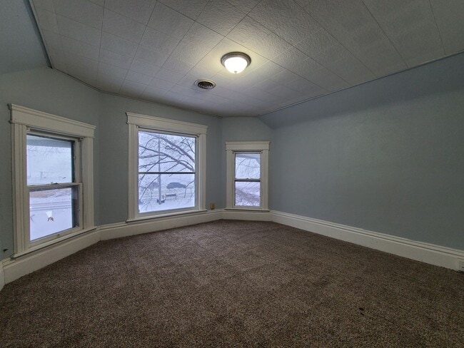 Building Photo - Spacious 5-bedroom, 2-bathroom home in Baroda