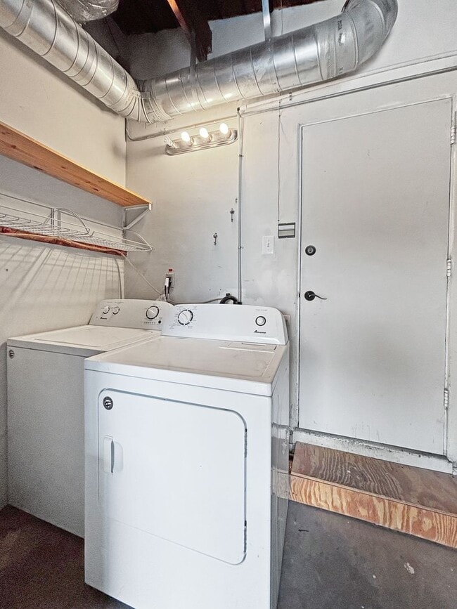 Building Photo - Charming & Spacious 3B/2BA House in La Mes...