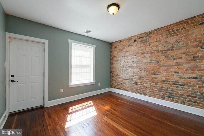 Building Photo - 1123 7th St NE