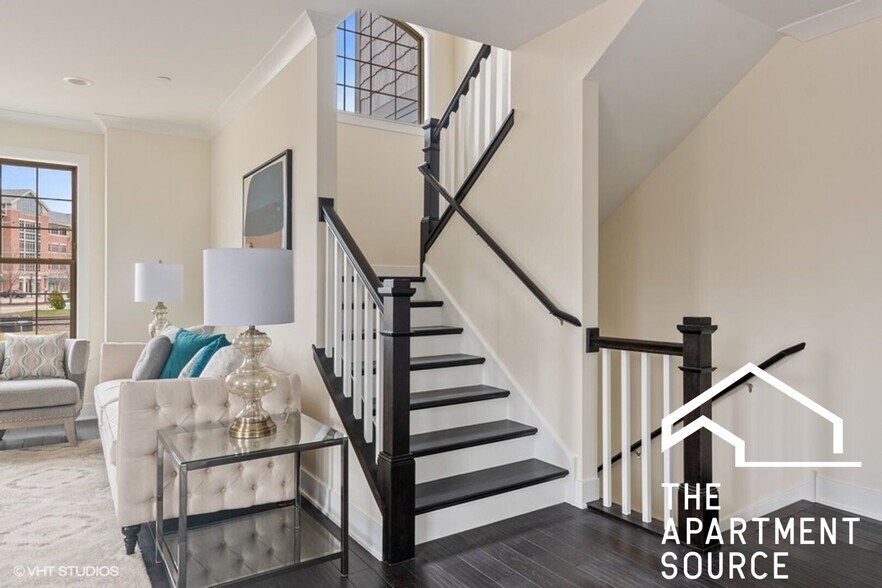 Building Photo - 664 Elm St