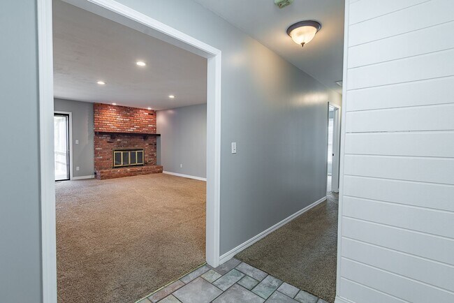 Building Photo - 3 Bed 2.5 Bath Springfield, MO