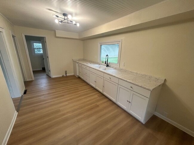 Building Photo - Single Family Home Available!