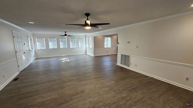 Building Photo - 114 Van Dr