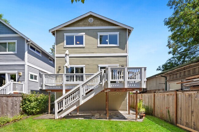 Building Photo - Gorgeous Big Ravenna Home in Seattle