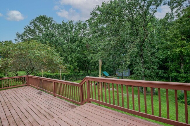 Building Photo - Charming 3 Bedroom, 2,5 Bath home with hug...